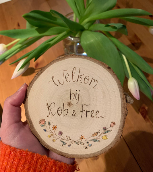 Hangertje op maat met persoonlijke tekst